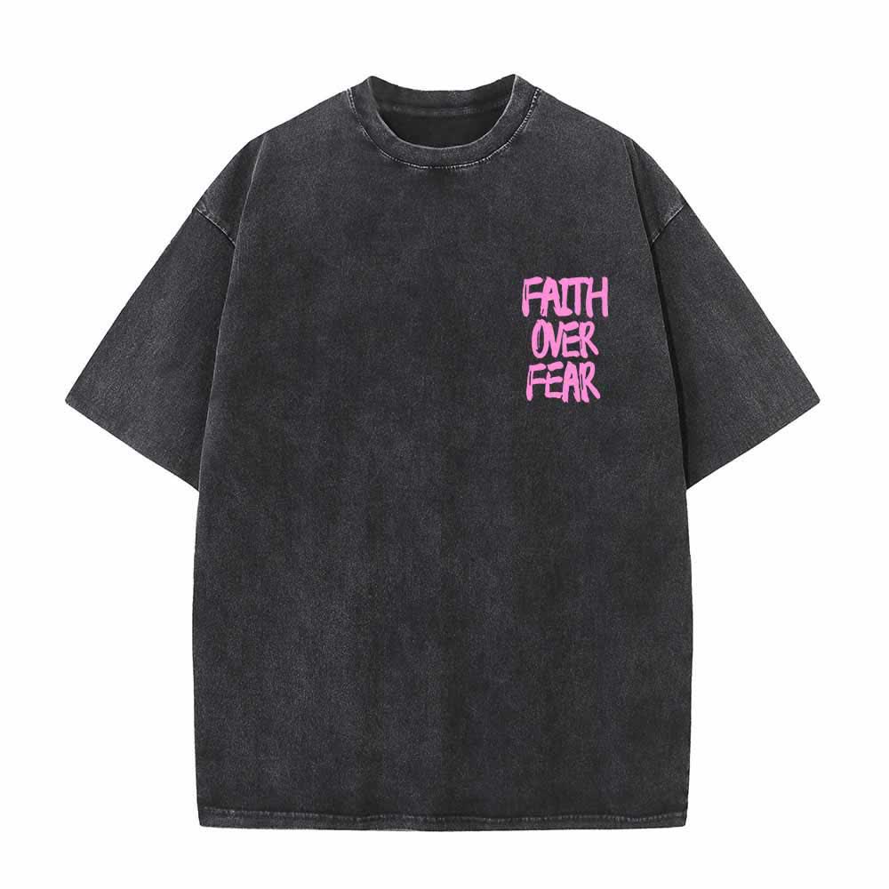 Christianartworkshop Maglietta lavata con stampa frontale mini e testo grande sul retro, con scritta "Faith Over Fear" e pennellate, ideale per la campagna. - image 26