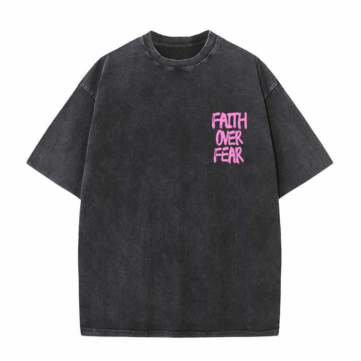 Christianartworkshop Maglietta lavata con stampa frontale mini e testo grande sul retro, con scritta "Faith Over Fear" e pennellate, ideale per la campagna. - image 26