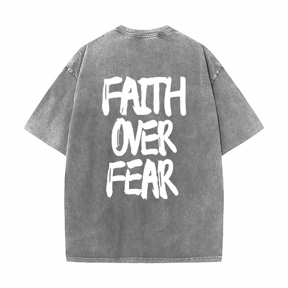 Christianartworkshop Maglietta lavata con stampa frontale mini e testo grande sul retro, con scritta "Faith Over Fear" e pennellate, ideale per la campagna. - image 19