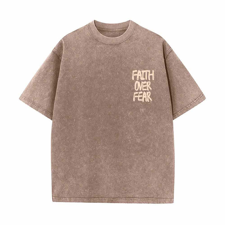 Christianartworkshop Maglietta lavata con stampa frontale mini e testo grande sul retro, con scritta "Faith Over Fear" e pennellate, ideale per la campagna. - image 17