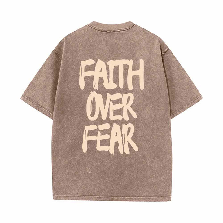 Christianartworkshop Maglietta lavata con stampa frontale mini e testo grande sul retro, con scritta "Faith Over Fear" e pennellate, ideale per la campagna. - image 16