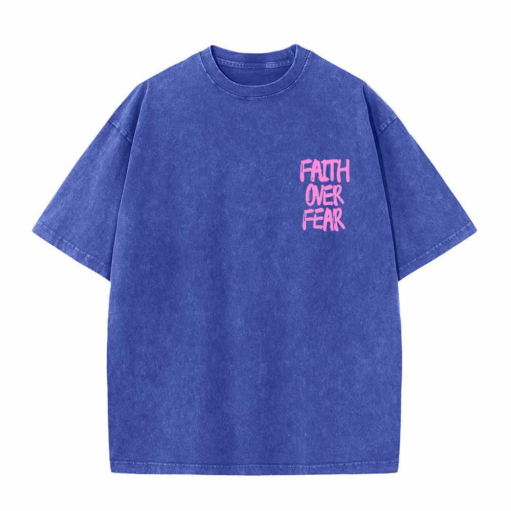 Christianartworkshop Maglietta lavata con stampa frontale mini e testo grande sul retro, con scritta "Faith Over Fear" e pennellate, ideale per la campagna. - image 14