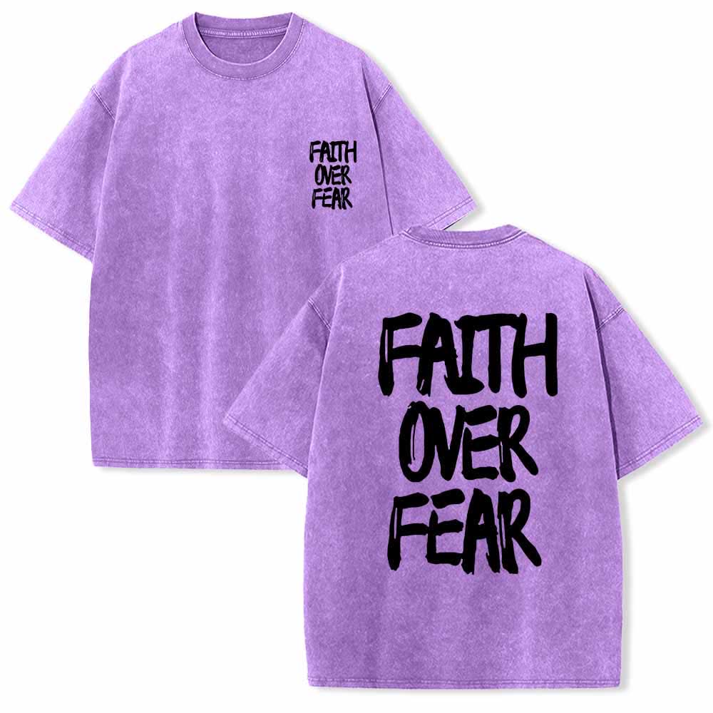 Christianartworkshop Maglietta lavata con stampa frontale mini e testo grande sul retro, con scritta "Faith Over Fear" e pennellate, ideale per la campagna. - Viola - 5XL - image 3