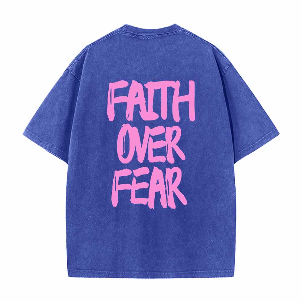 Christianartworkshop Maglietta lavata con stampa frontale mini e testo grande sul retro, con scritta "Faith Over Fear" e pennellate, ideale per la campagna. - image 13