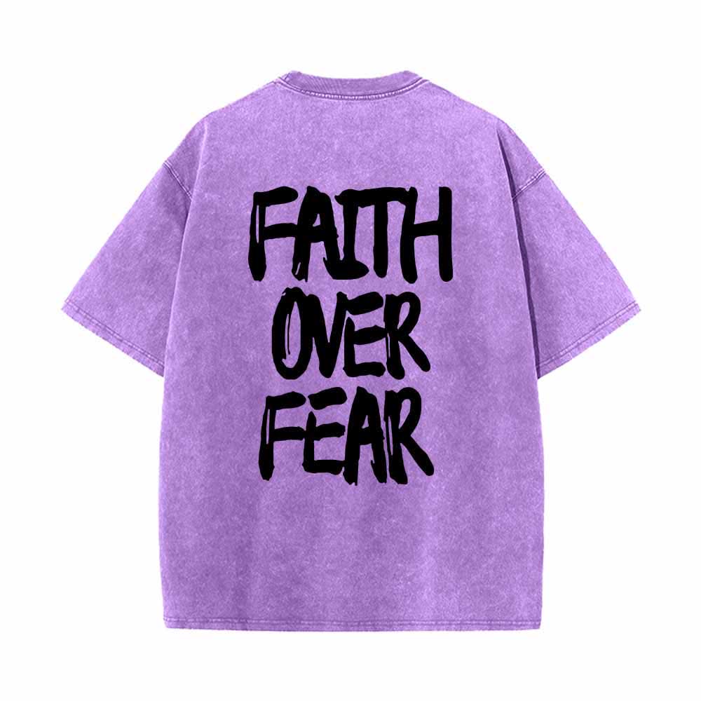 Christianartworkshop Maglietta lavata con stampa frontale mini e testo grande sul retro, con scritta "Faith Over Fear" e pennellate, ideale per la campagna. - image 4