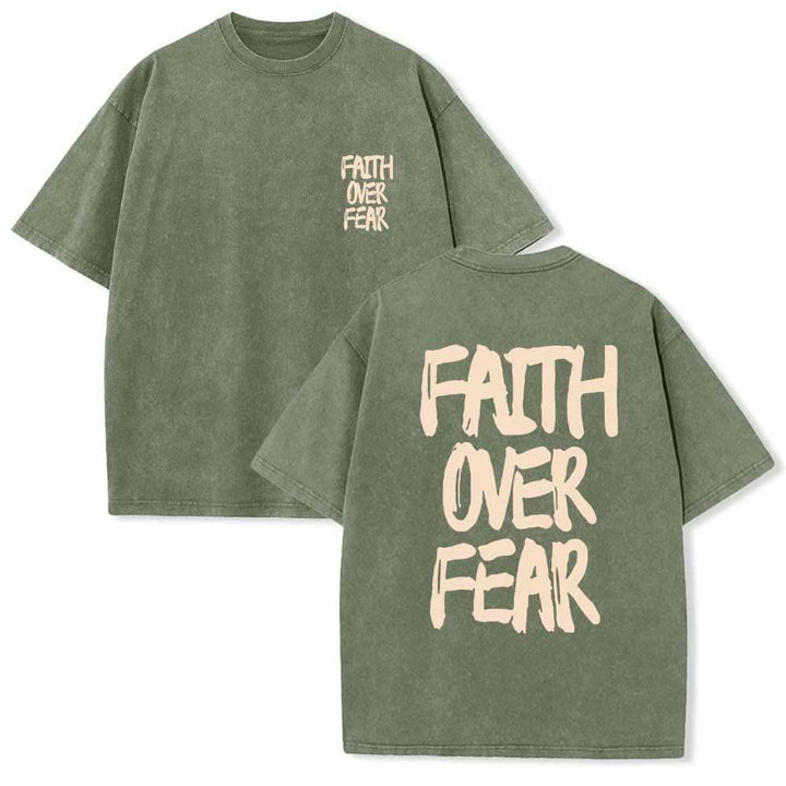Christianartworkshop Maglietta lavata con stampa frontale mini e testo grande sul retro, con scritta "Faith Over Fear" e pennellate, ideale per la campagna. - Verde militare - 5XL - image 9