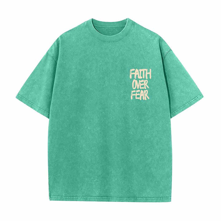 Christianartworkshop Maglietta lavata con stampa frontale mini e testo grande sul retro, con scritta "Faith Over Fear" e pennellate, ideale per la campagna. - image 23