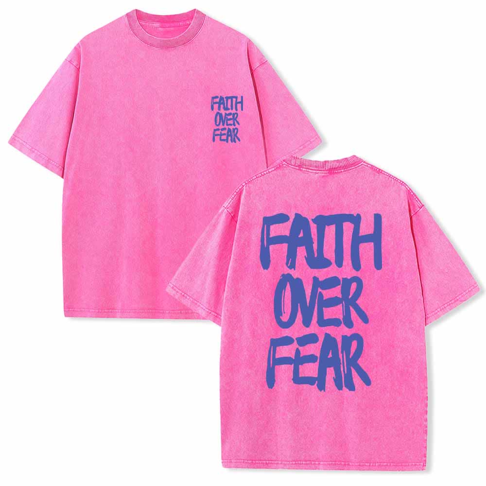 Christianartworkshop Maglietta lavata con stampa frontale mini e testo grande sul retro, con scritta "Faith Over Fear" e pennellate, ideale per la campagna. - Rosa - 5XL - image 6