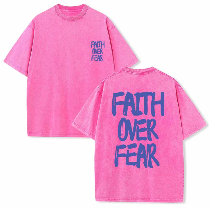 Christianartworkshop Maglietta lavata con stampa frontale mini e testo grande sul retro, con scritta "Faith Over Fear" e pennellate, ideale per la campagna. - Rosa - 5XL - image 6