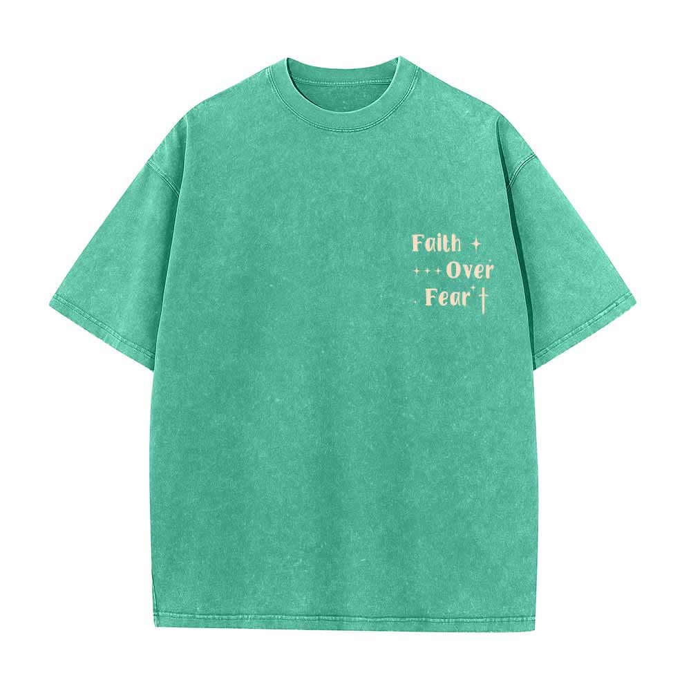 Christianartworkshop T-shirt lavata con scritta "Faith Over Fear" e croce stellata sul davanti, mini stampa sul retro, testo grande su entrambi i lati. - image 11