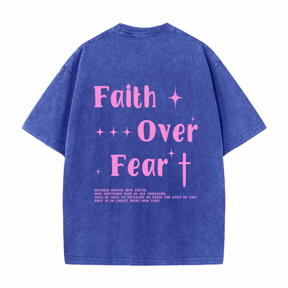 Christianartworkshop T-shirt lavata con scritta "Faith Over Fear" e croce stellata sul davanti, mini stampa sul retro, testo grande su entrambi i lati. - image 1