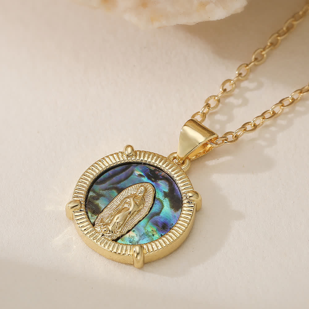 Christianartworkshop Collana vintage con moneta rotonda della Madonna in rilievo e base intarsiata in diversi stili: emblema di tenero rifugio celeste - Multicolore - image 0