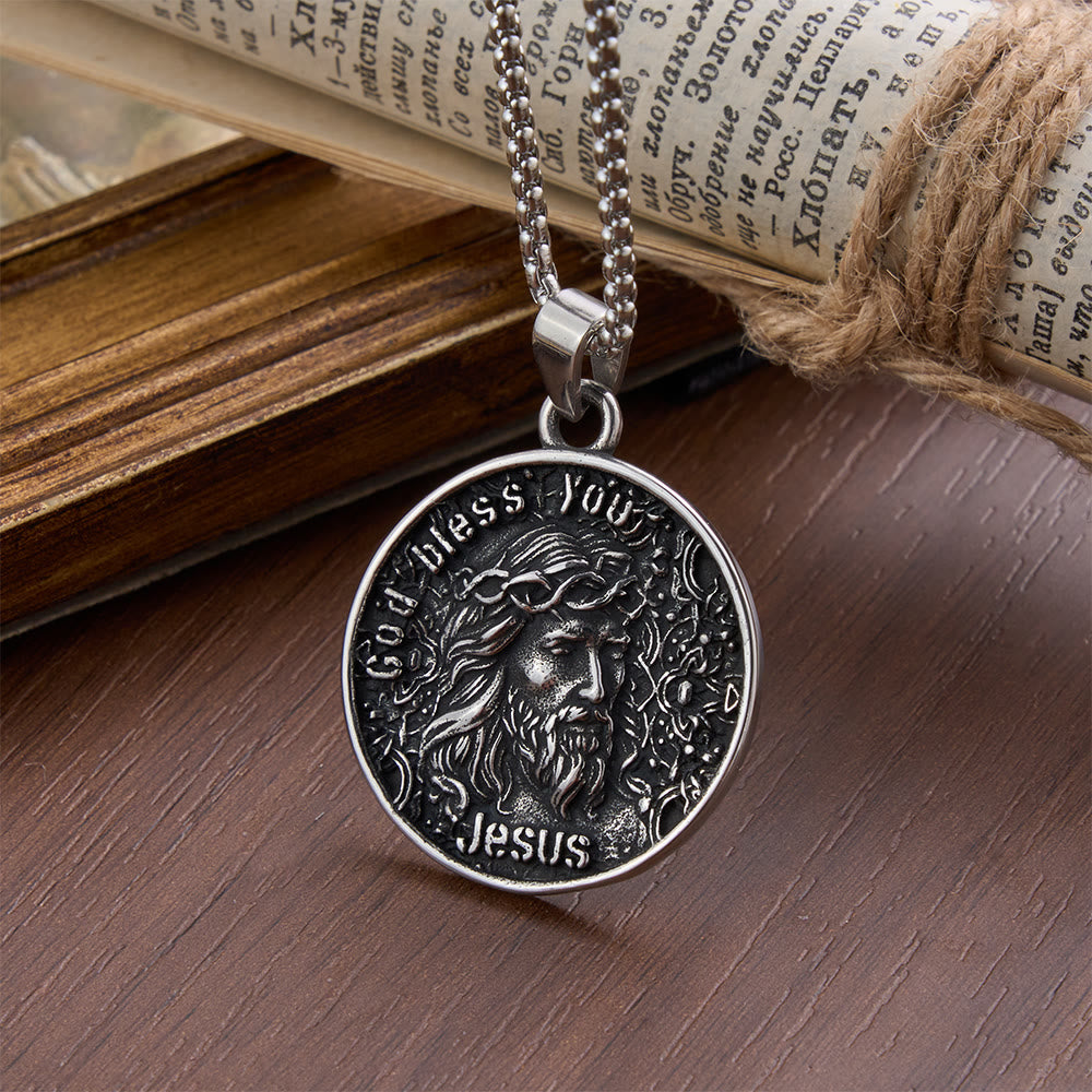Christianartworkshop Collana vintage con moneta raffigurante il ritratto di Gesù in rilievo: emblema di una benedizione celeste duratura. - Gesù dalla doppia faccia - image 0