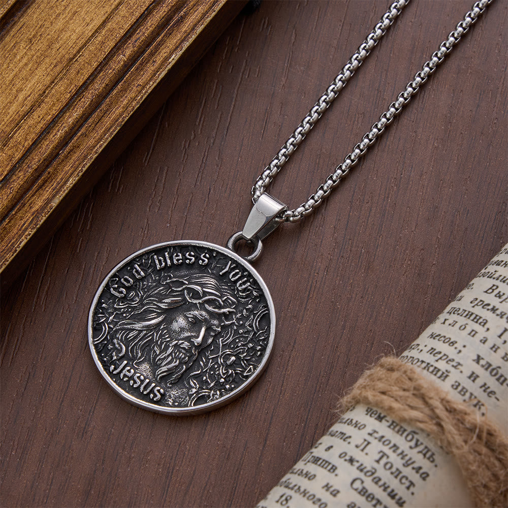 Christianartworkshop Collana vintage con moneta raffigurante il ritratto di Gesù in rilievo: emblema di una benedizione celeste duratura. - image 1