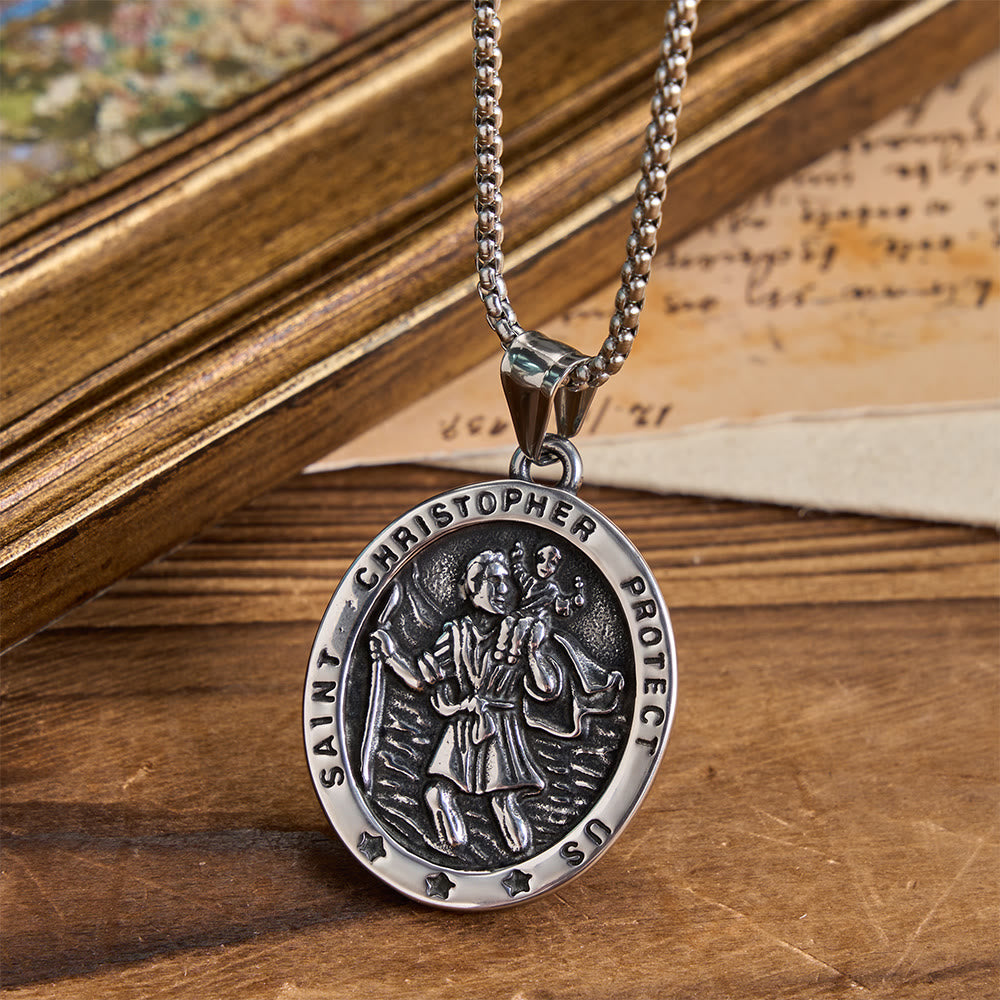 Christianartworkshop Collana vintage con medaglione di San Cristoforo in rilievo: emblema di un viaggio celeste sicuro - image 0