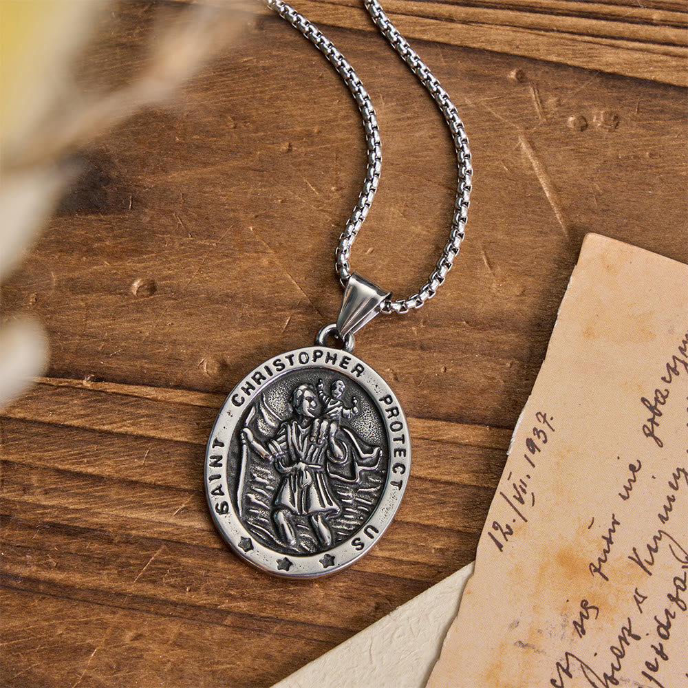 Christianartworkshop Collana vintage con medaglione di San Cristoforo in rilievo: emblema di un viaggio celeste sicuro - image 1