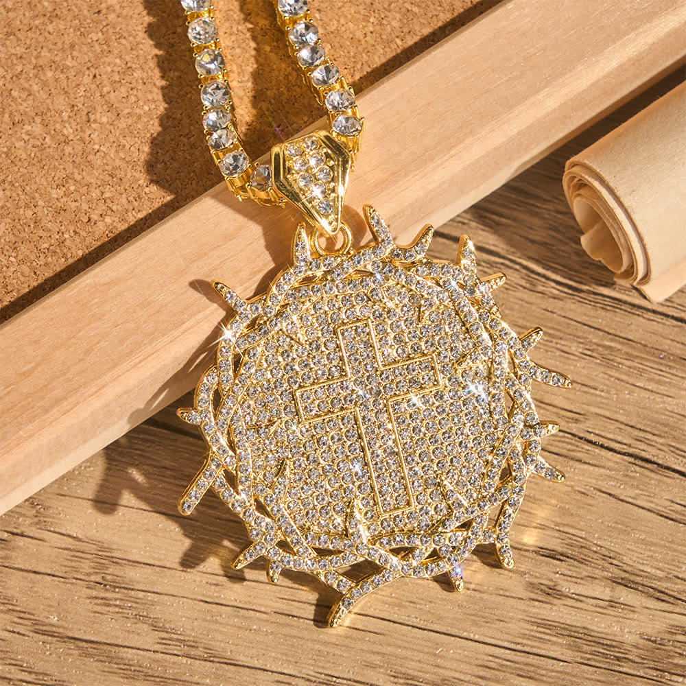 Christianartworkshop Medaglione a croce con corona di spine ghiacciata e catena da tennis: emblema della sacra grazia redentrice - Croce di spine - image 0