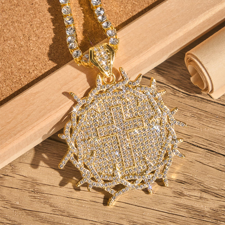 Christianartworkshop Medaglione a croce con corona di spine ghiacciata e catena da tennis: emblema della sacra grazia redentrice - Croce di spine - image 0