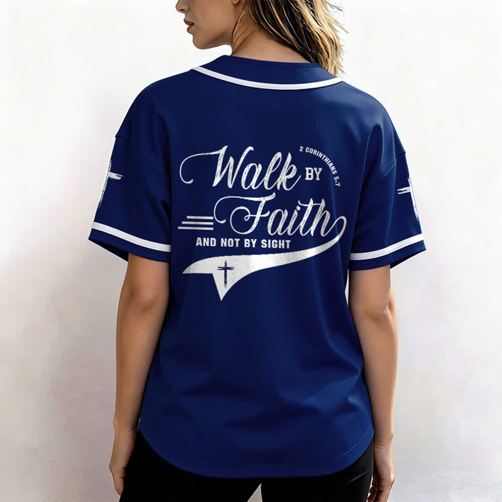 Christianartworkshop 2 Corinzi 5:7 “Camminate per fede e non per visione” Maglia da baseball con croce e messaggio - image 6