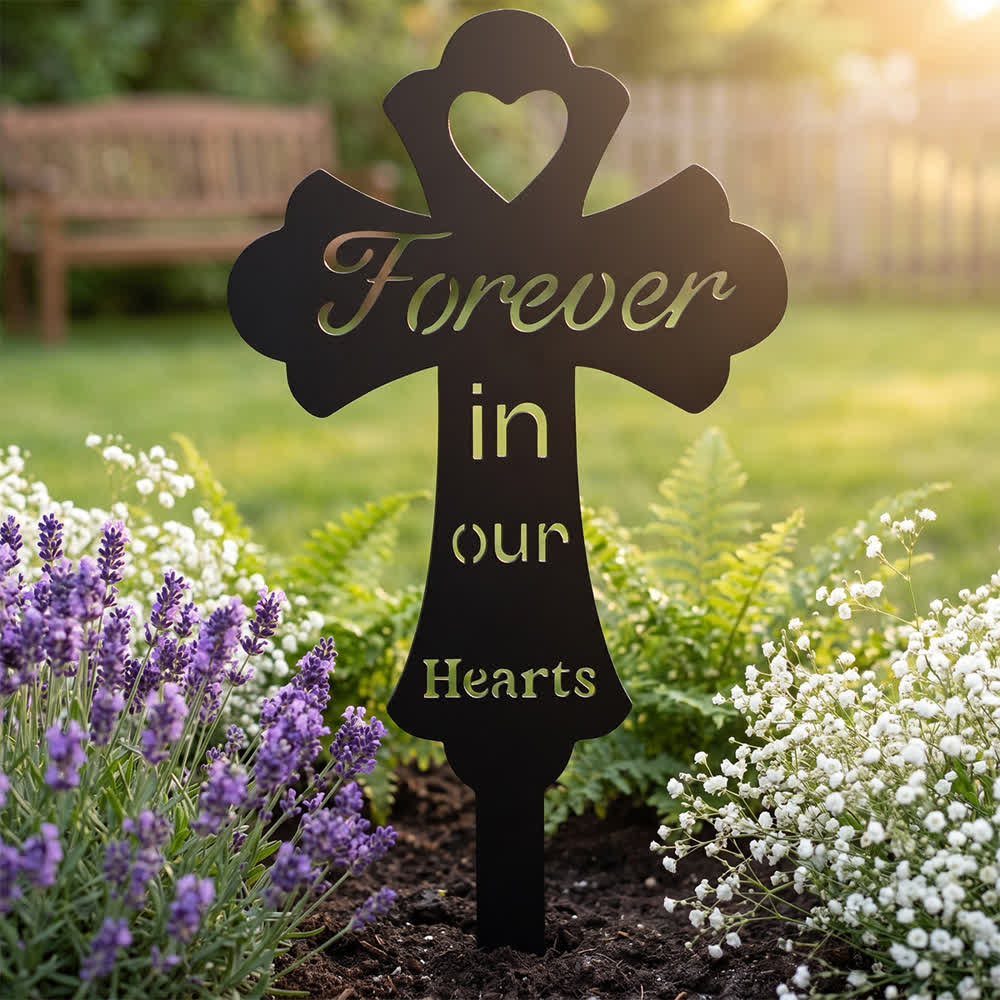 Christianartworkshop Croce sacra a forma di cuore con la scritta "Per sempre nei nostri cuori" - Paletto commemorativo in metallo per giardino: simbolo di eterno ricordo pacifico. - 9,84''*5,91''*0,04''/25*15*0,1 cm - image 0