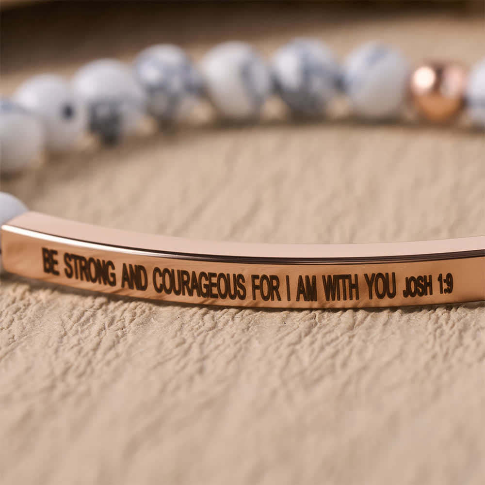Christianartworkshop Bracciale elastico con barretta curva incisa e perline, con versetto biblico Giosuè 1:9: Emblema di coraggiosa fortezza celeste. - image 3