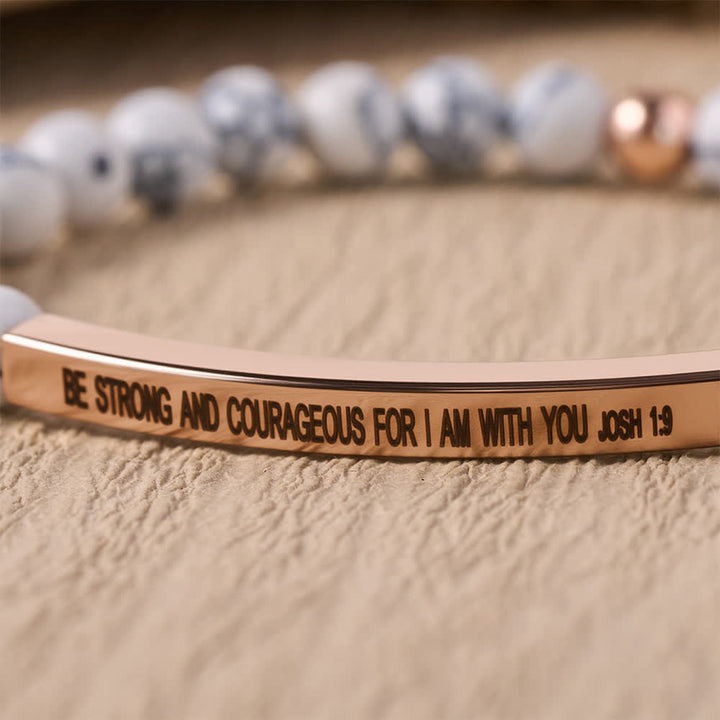 Christianartworkshop Bracciale elastico con barretta curva incisa e perline, con versetto biblico Giosuè 1:9: Emblema di coraggiosa fortezza celeste. - image 3