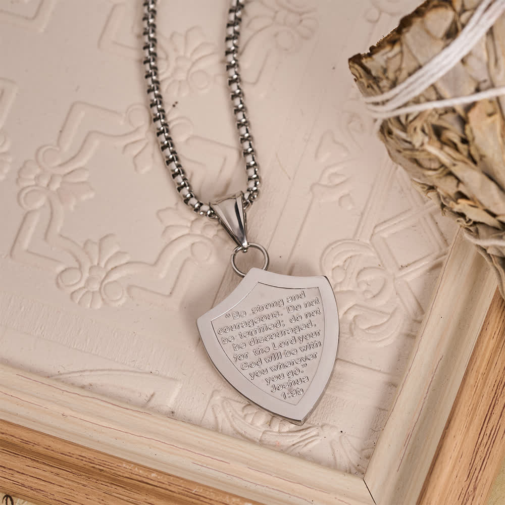 Christianartworkshop con ciondolo a croce con scudo a doppia faccia e strass, incisione "Amore di Dio" (Giosuè 1, versetto 9), ispirata al versetto 9 di Giosuè: un emblema senza tempo di dolce protezione celeste. - image 4