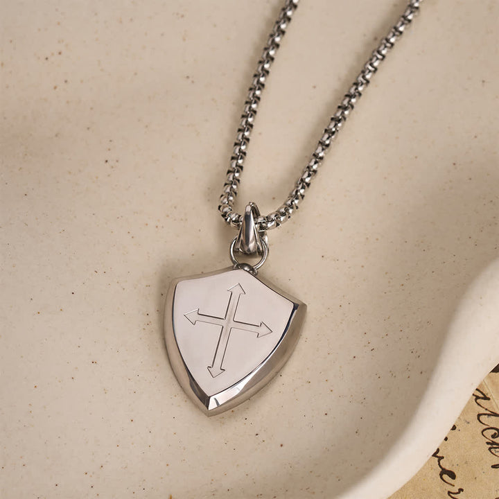 Christianartworkshop con ciondolo a croce con scudo a doppia faccia e strass, incisione "Amore di Dio" (Giosuè 1, versetto 9), ispirata al versetto 9 di Giosuè: un emblema senza tempo di dolce protezione celeste. - Argento - image 3