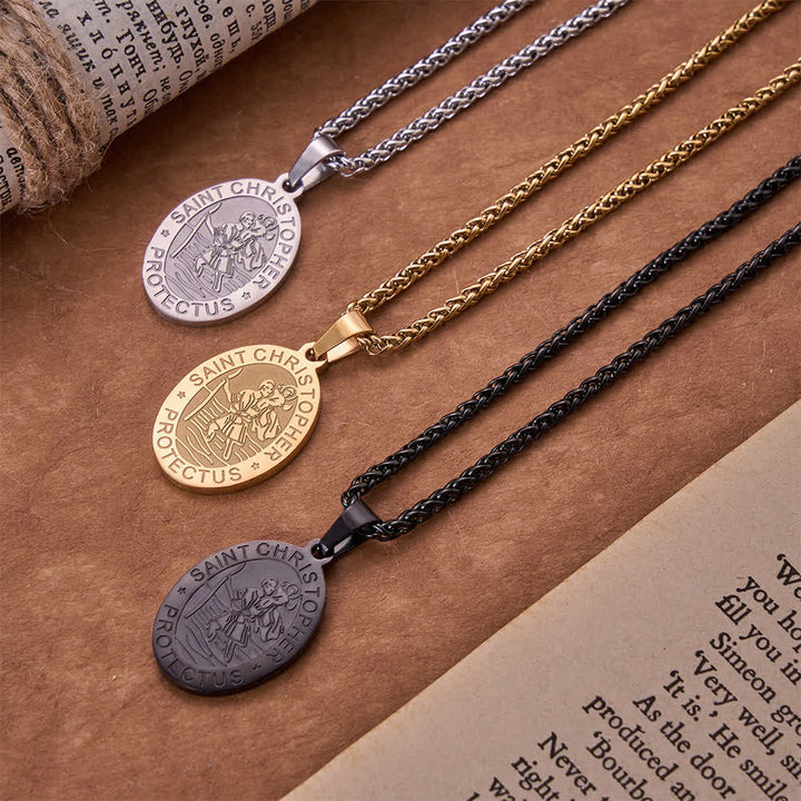 Christianartworkshop Collana con medaglione ovale di San Cristoforo inciso e catena a spiga: emblema senza tempo di dolce protezione celeste. - image 1