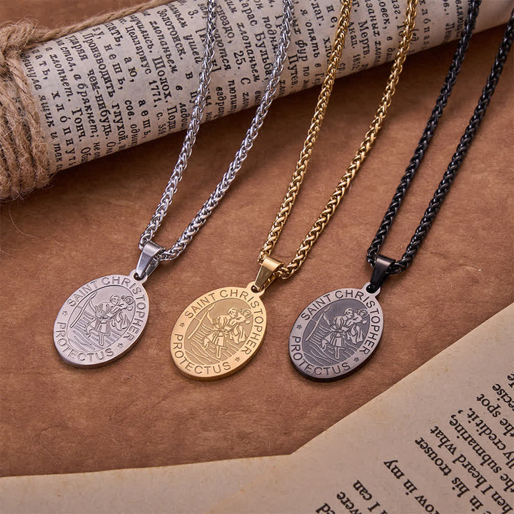 Christianartworkshop Collana con medaglione ovale di San Cristoforo inciso e catena a spiga: emblema senza tempo di dolce protezione celeste. - image 0