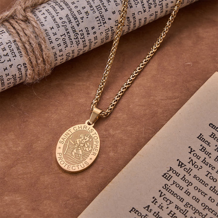 Christianartworkshop Collana con medaglione ovale di San Cristoforo inciso e catena a spiga: emblema senza tempo di dolce protezione celeste. - D'oro - image 3
