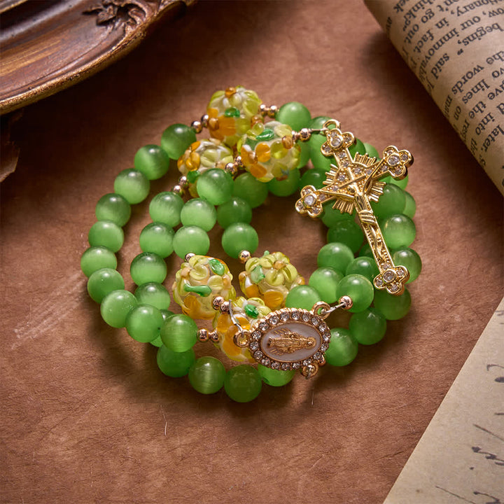 Christianartworkshop Rosario in pietra occhio di gatto verde con perline di vetro lavorate a lume a motivi floreali: emblema di vibranti benedizioni celesti. - image 3