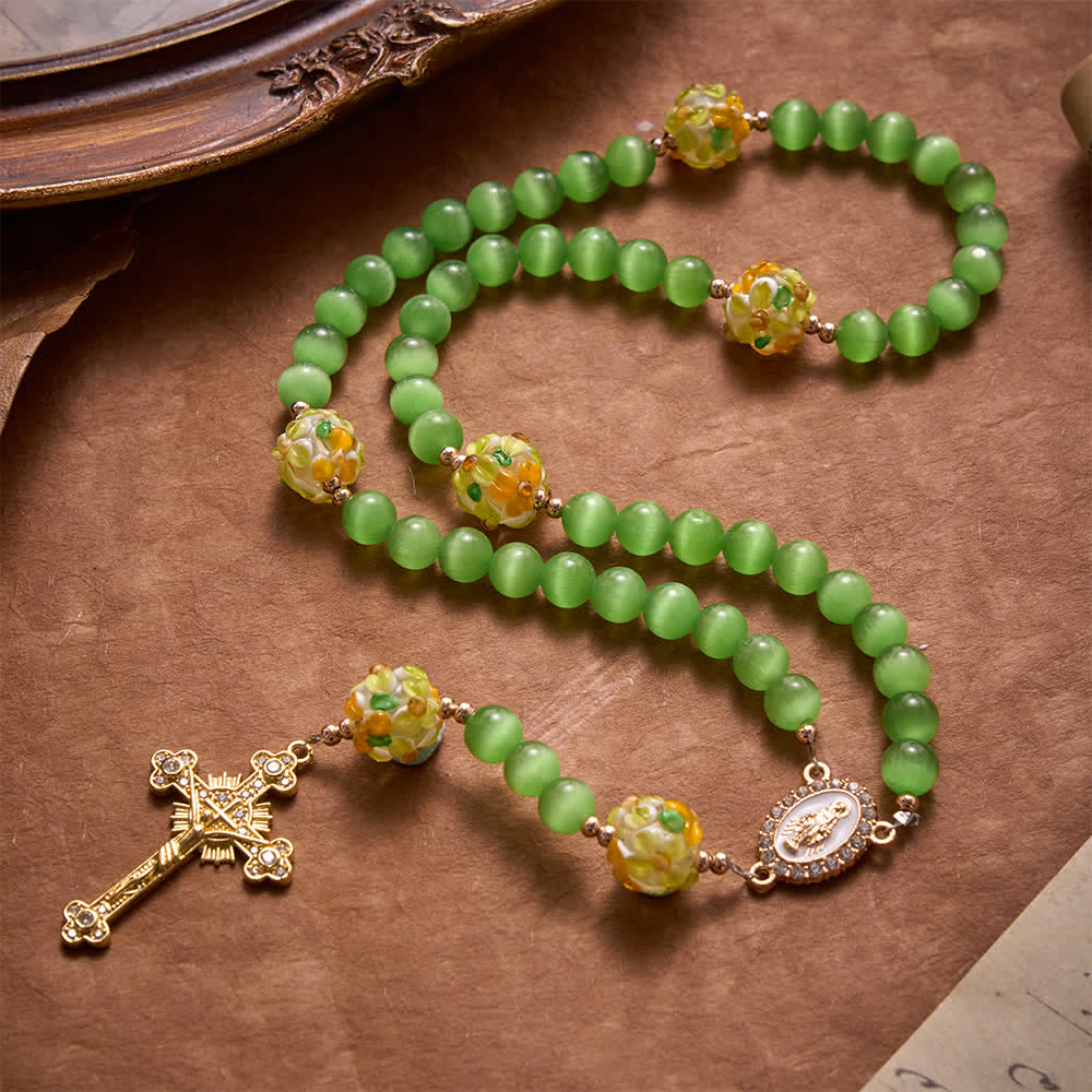 Christianartworkshop Rosario in pietra occhio di gatto verde con perline di vetro lavorate a lume a motivi floreali: emblema di vibranti benedizioni celesti. - image 4