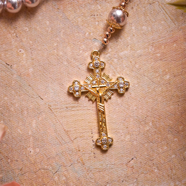 Christianartworkshop Rosario della Madonna con perle rosa pallido e crocifisso dorato tempestato di gioielli: emblema di pura tenerezza celeste. - image 7