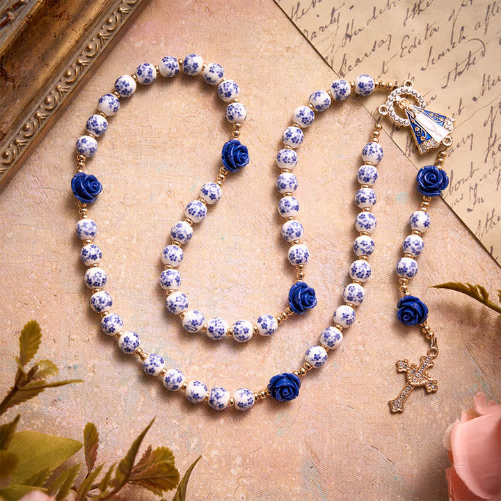 Christianartworkshop Rosario con perle di porcellana blu, ornamenti a forma di rosa blu e medaglia della Madonna di Aparecida. - image 2