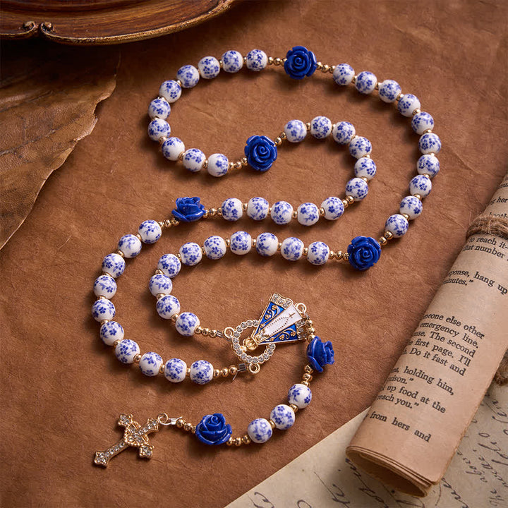 Christianartworkshop Rosario con perle di porcellana blu, ornamenti a forma di rosa blu e medaglia della Madonna di Aparecida. - image 3