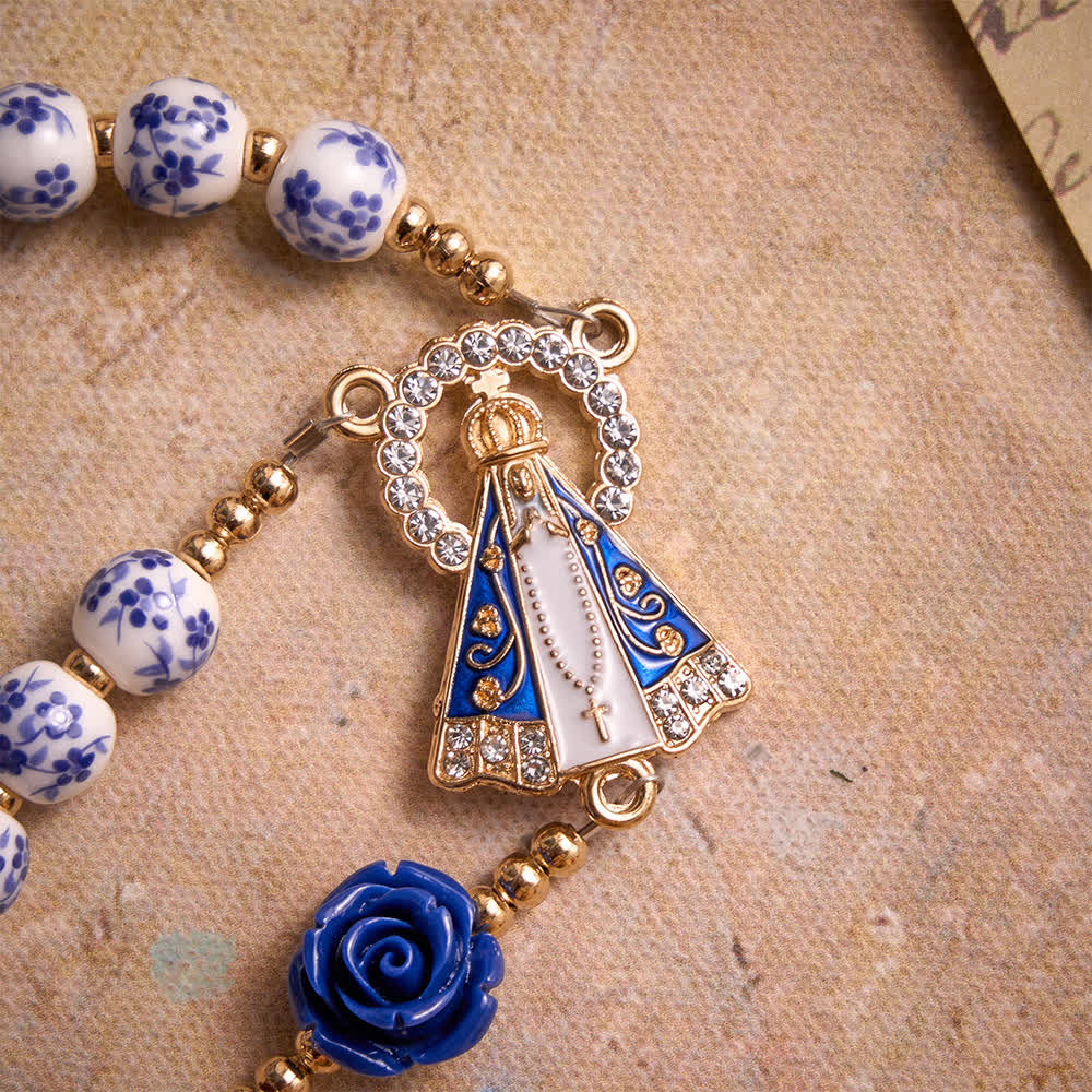 Christianartworkshop Rosario con perle di porcellana blu, ornamenti a forma di rosa blu e medaglia della Madonna di Aparecida. - image 6