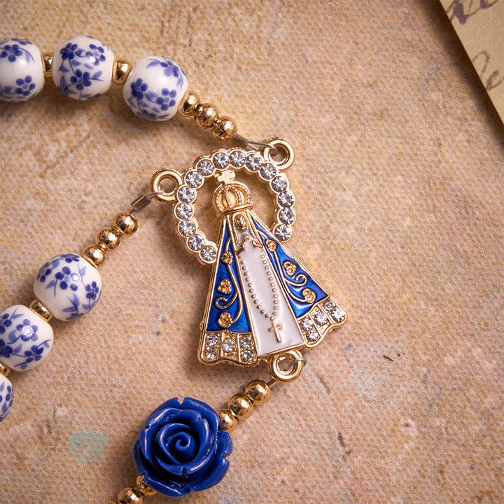Christianartworkshop Rosario con perle di porcellana blu, ornamenti a forma di rosa blu e medaglia della Madonna di Aparecida. - image 6