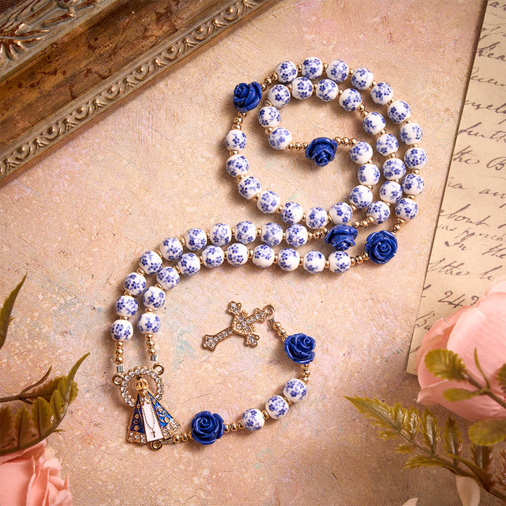 Christianartworkshop Rosario con perle di porcellana blu, ornamenti a forma di rosa blu e medaglia della Madonna di Aparecida. - Rosario di rose blu - image 0