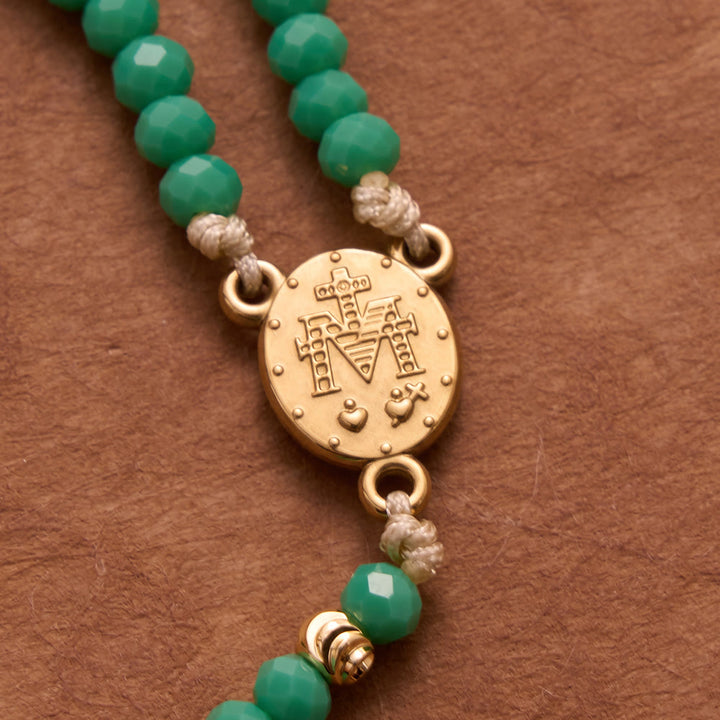 Christianartworkshop Bracciale rosario annodato con perline di cristallo sfaccettate e ciondolo a croce: emblema di dolci benedizioni celesti. - image 1