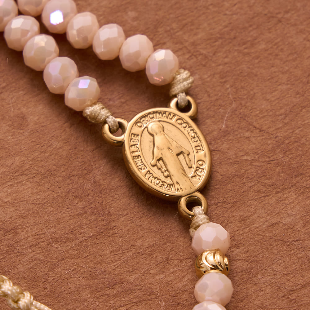 Christianartworkshop Bracciale rosario annodato con perline di cristallo sfaccettate e ciondolo a croce: emblema di dolci benedizioni celesti. - image 10