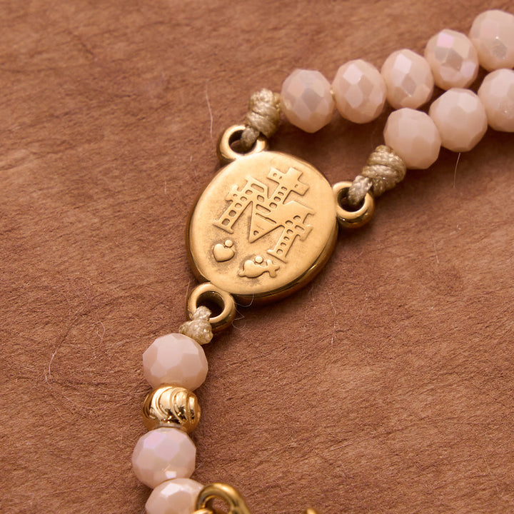 Christianartworkshop Bracciale rosario annodato con perline di cristallo sfaccettate e ciondolo a croce: emblema di dolci benedizioni celesti. - image 11