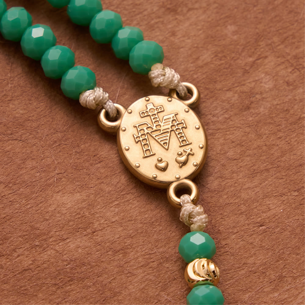 Christianartworkshop Bracciale rosario annodato con perline di cristallo sfaccettate e ciondolo a croce: emblema di dolci benedizioni celesti. - image 2