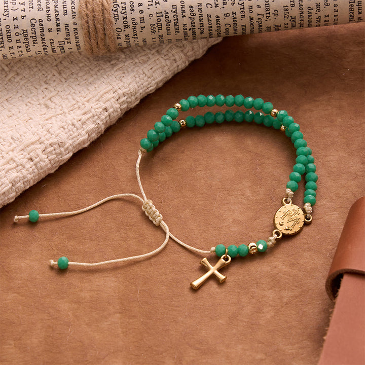 Christianartworkshop Bracciale rosario annodato con perline di cristallo sfaccettate e ciondolo a croce: emblema di dolci benedizioni celesti. - image 5