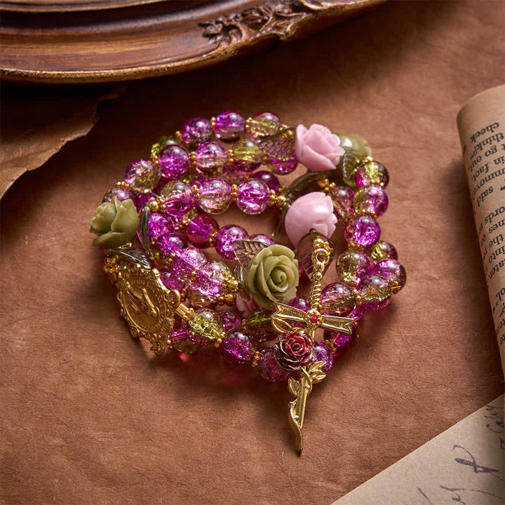 Christianartworkshop Rosario con croce della Madonna, perline di vetro sfaccettate rosa e verdi effetto craquelé, con motivo floreale a rosa. - image 2