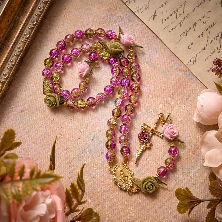 Christianartworkshop Rosario con croce della Madonna, perline di vetro sfaccettate rosa e verdi effetto craquelé, con motivo floreale a rosa. - Rosario con perline rosa e verdi - image 0
