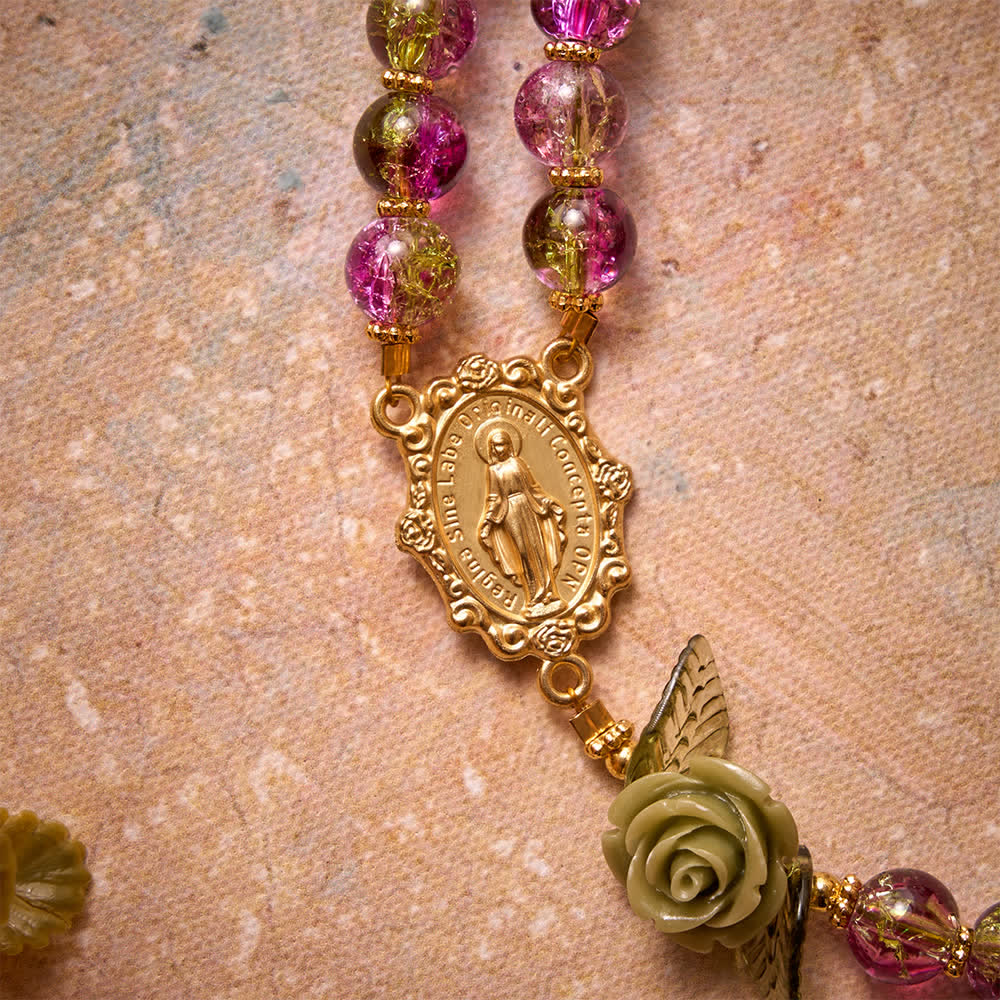 Christianartworkshop Rosario con croce della Madonna, perline di vetro sfaccettate rosa e verdi effetto craquelé, con motivo floreale a rosa. - image 7