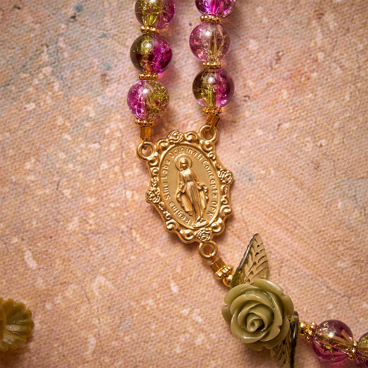 Christianartworkshop Rosario con croce della Madonna, perline di vetro sfaccettate rosa e verdi effetto craquelé, con motivo floreale a rosa. - image 7