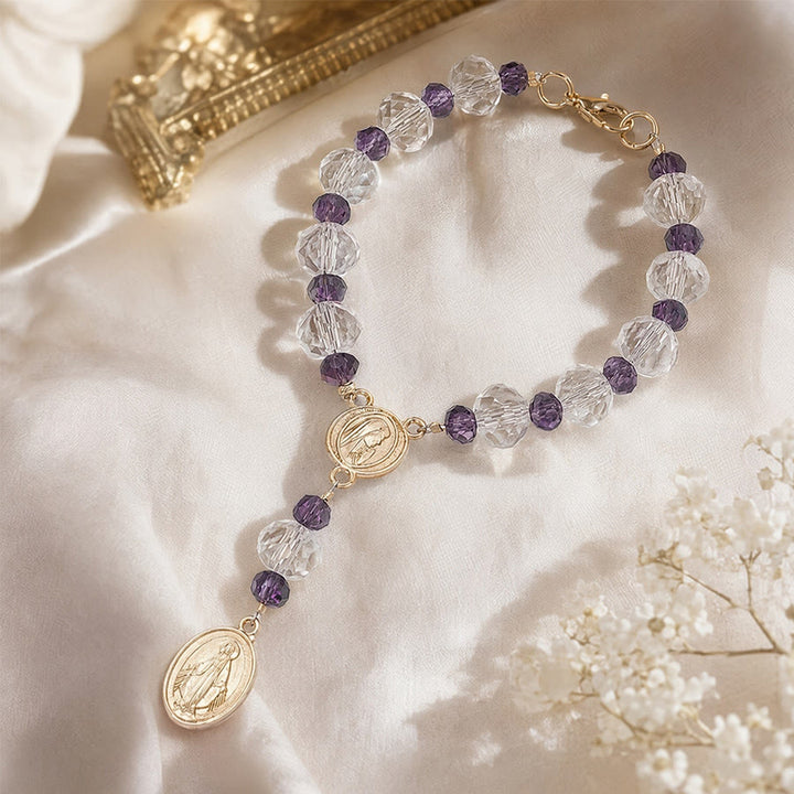 Christianartworkshop Delicato bracciale con coroncina di cristallo e medaglione della Vergine Maria: simbolo di eterna grazia materna. - image 10