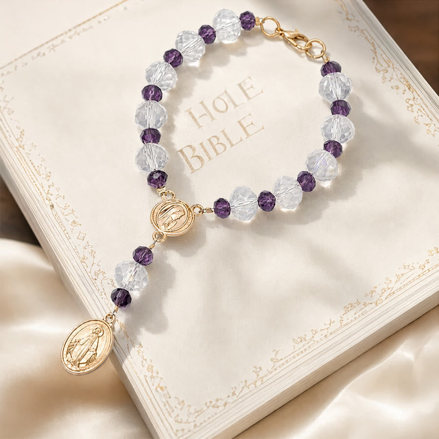 Christianartworkshop Delicato bracciale con coroncina di cristallo e medaglione della Vergine Maria: simbolo di eterna grazia materna. - image 11